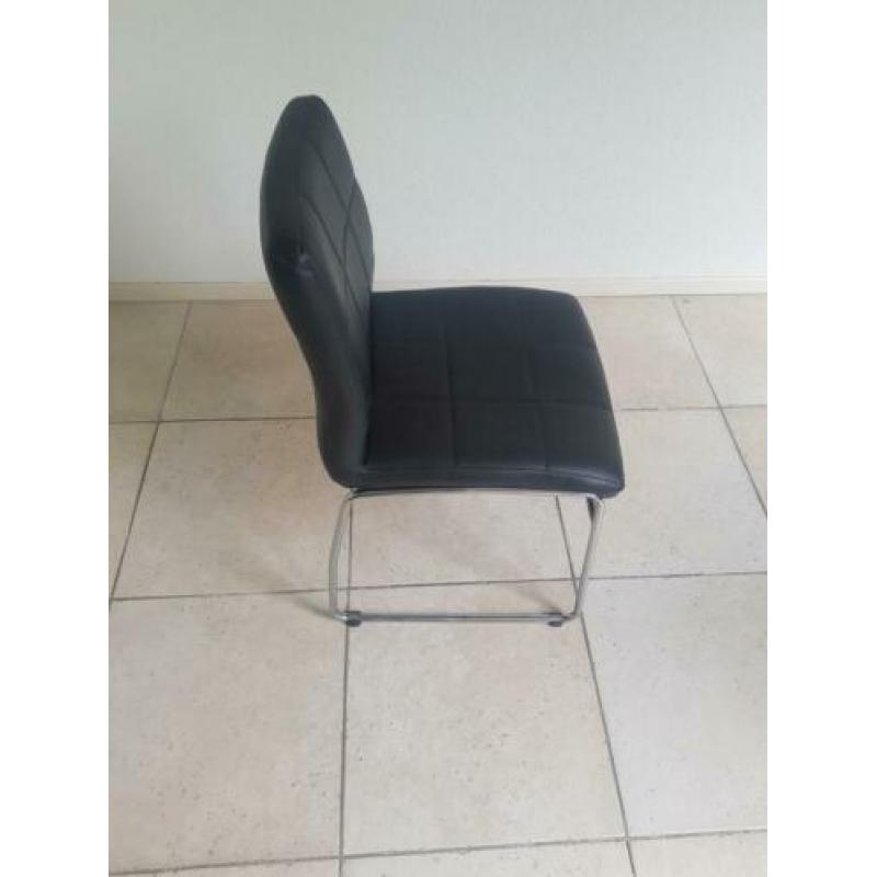 Degelijke massief blank eiken tafel (200×90) met 6 stoelen..