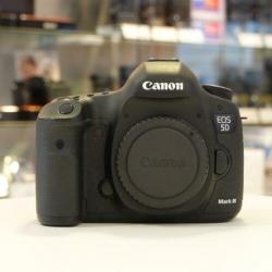 Canon EOS 5D Mark III body (87439 clicks)