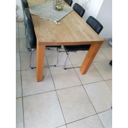 Degelijke massief blank eiken tafel (200×90) met 6 stoelen..