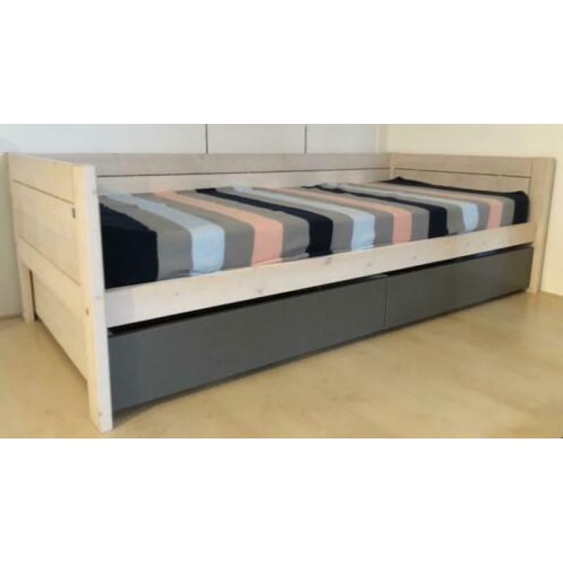 Lifetime bed met laden en matras