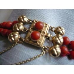 Schitterende bloedkoraal armband met gouden slot.