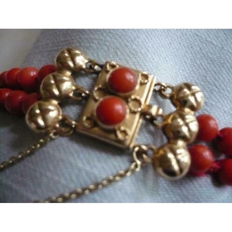 Schitterende bloedkoraal armband met gouden slot.