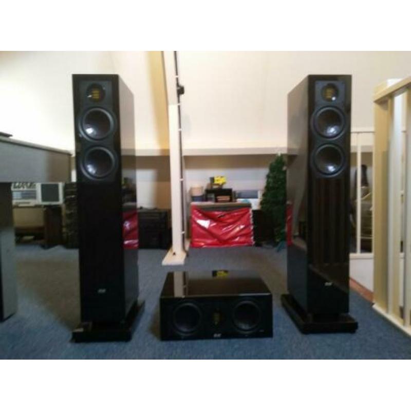 2 Elac luidsprekers hoogglans zwart en Elac center .