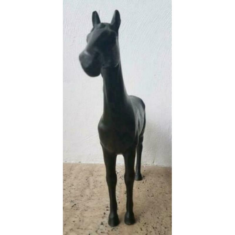 Beeld van paard  zwaar koper of ziet eruit als koper