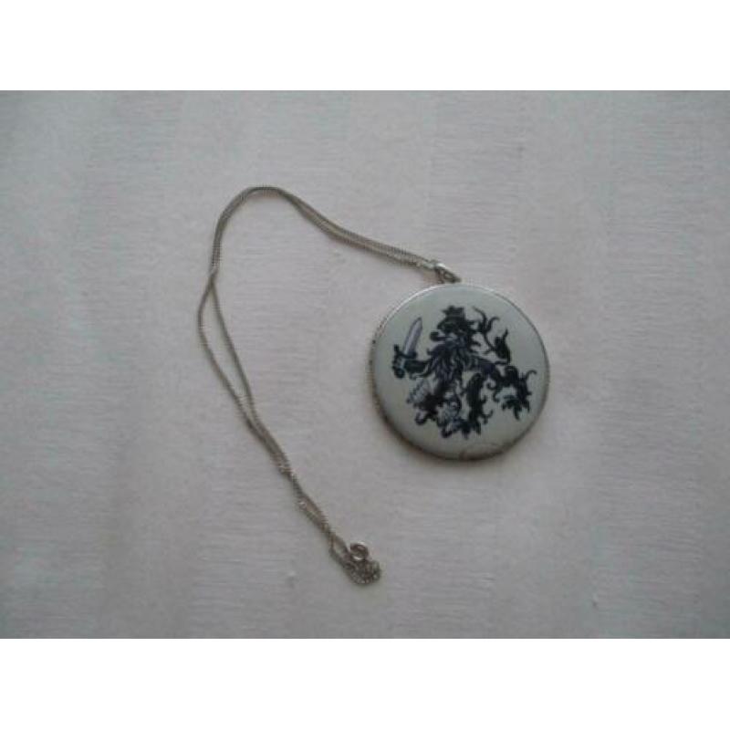 antieke grote zilveren hanger met zilver aan ketting