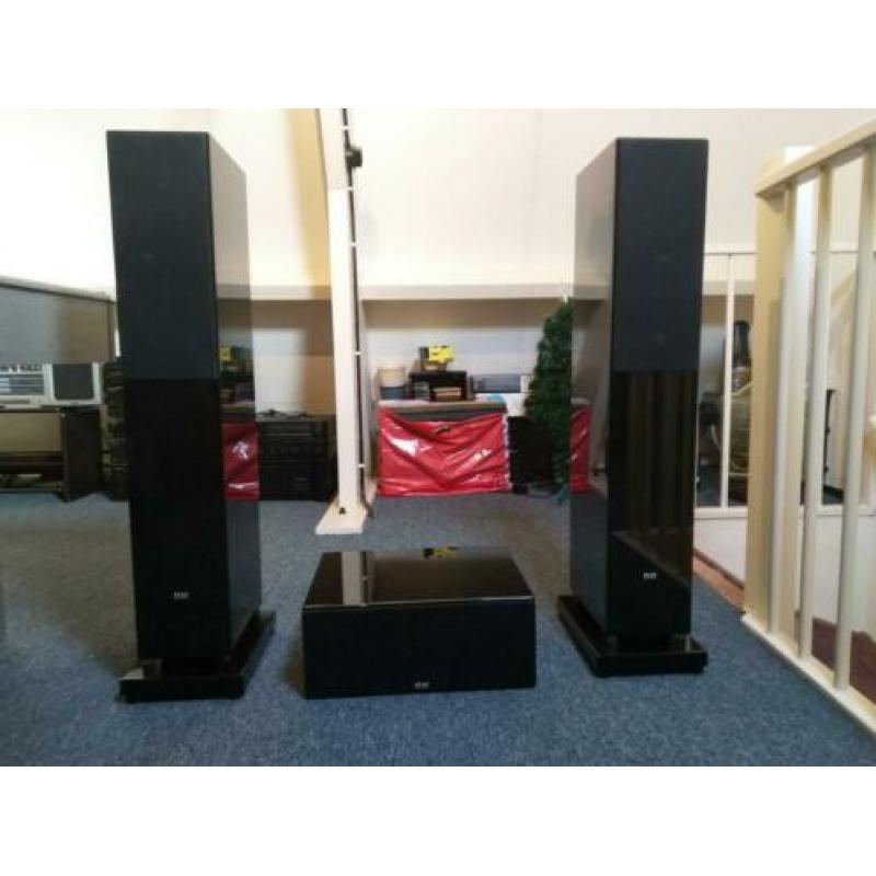 2 Elac luidsprekers hoogglans zwart en Elac center .
