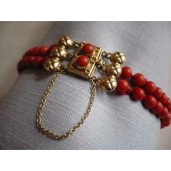 Schitterende bloedkoraal armband met gouden slot.