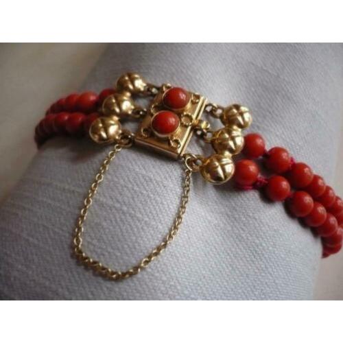 Schitterende bloedkoraal armband met gouden slot.