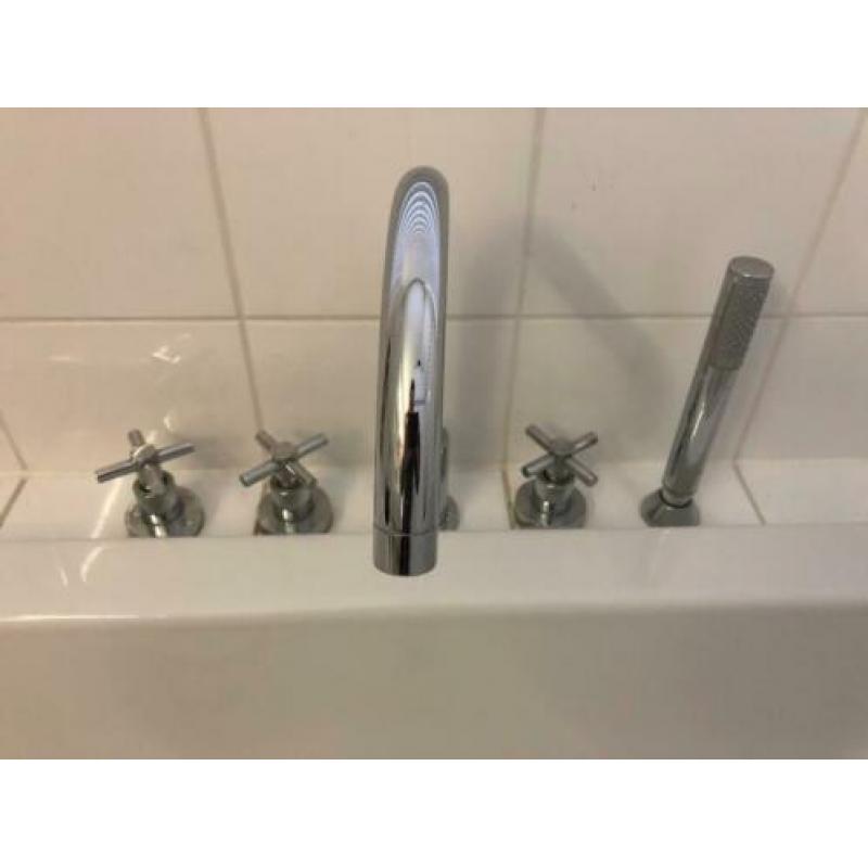 sanitair Freehander, bad, douche, spiegel, zeep, kranen