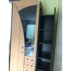Te koop: sfeervolle vitrinekast en open kast