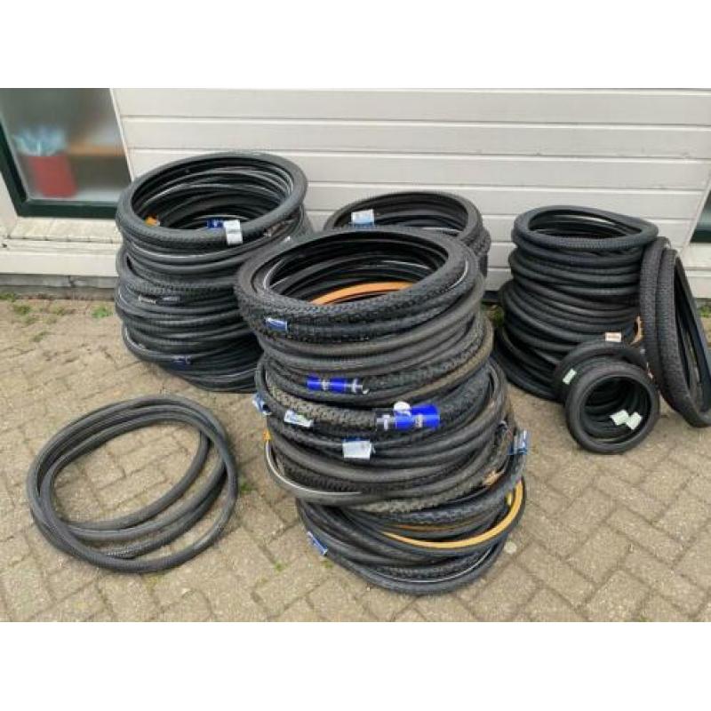 Grote partij fietsonderdelen en buitenbanden in 1 koop,