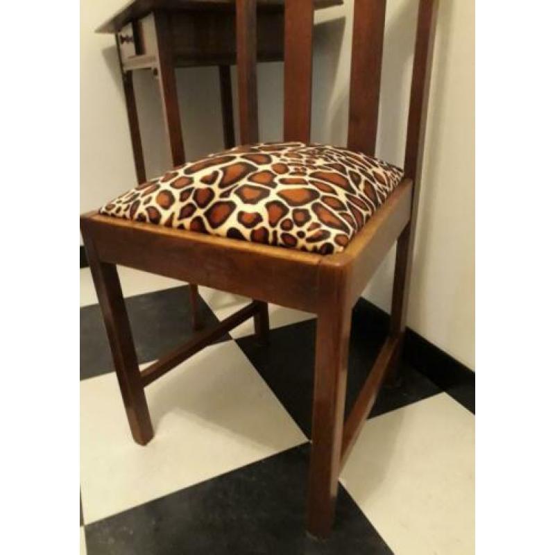 Art deco stoel met print stof