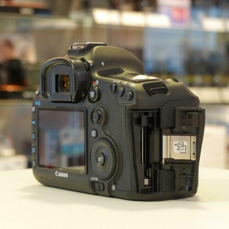 Canon EOS 5D Mark III body (87439 clicks)