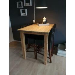 Tafel + optioneel stoelen