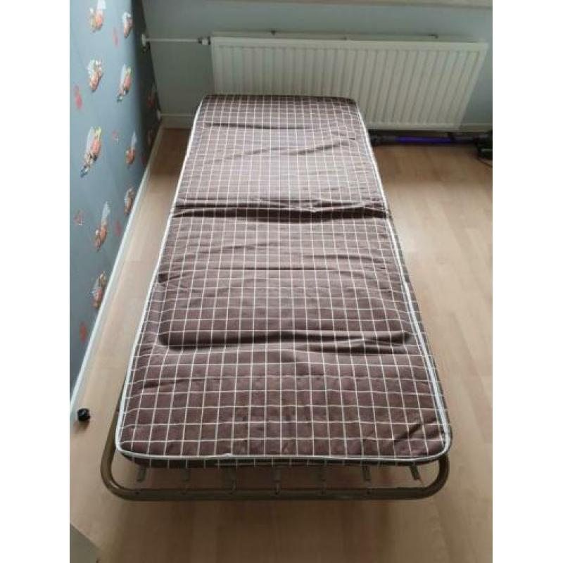 Inklapbaar logeerbed