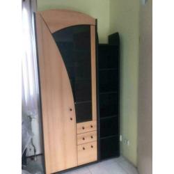 Te koop: sfeervolle vitrinekast en open kast