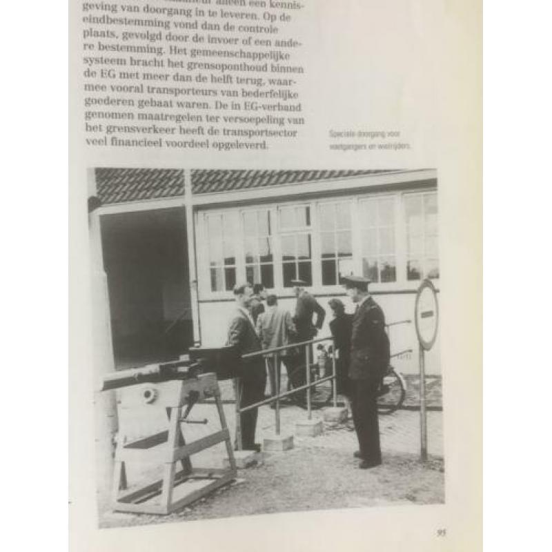 de grens gemarkeerd grenspalen en grenskantoren fraai boek