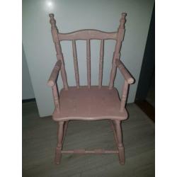 Oud roze kinderstoeltje