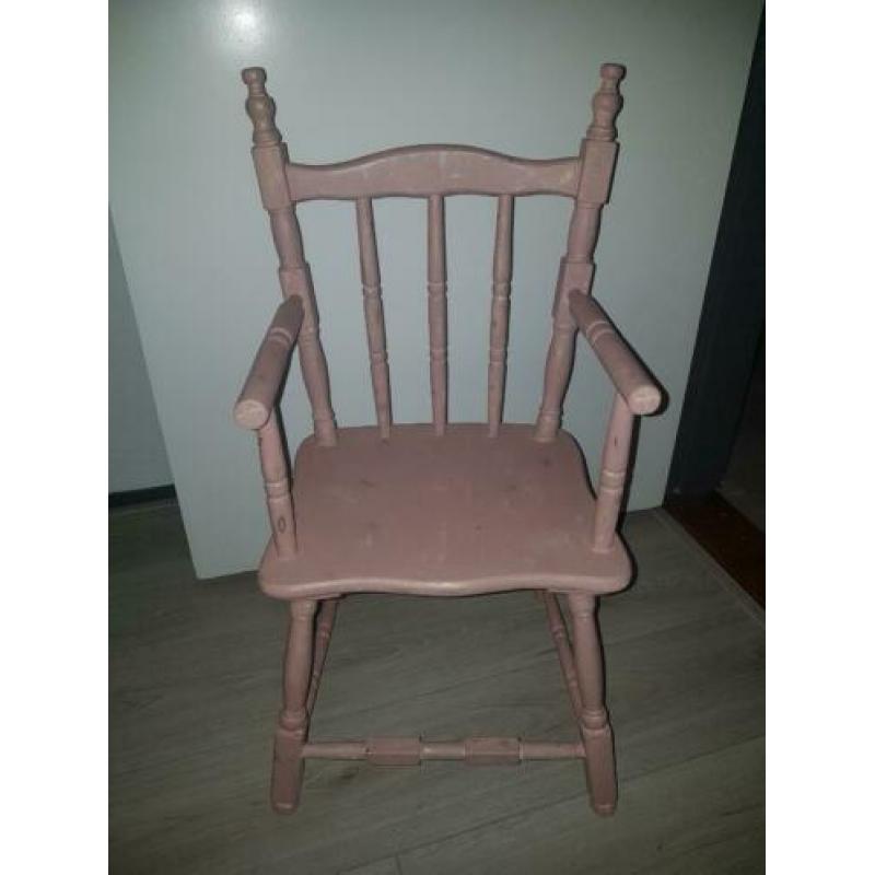 Oud roze kinderstoeltje