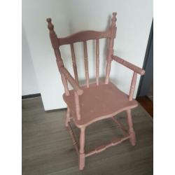 Oud roze kinderstoeltje