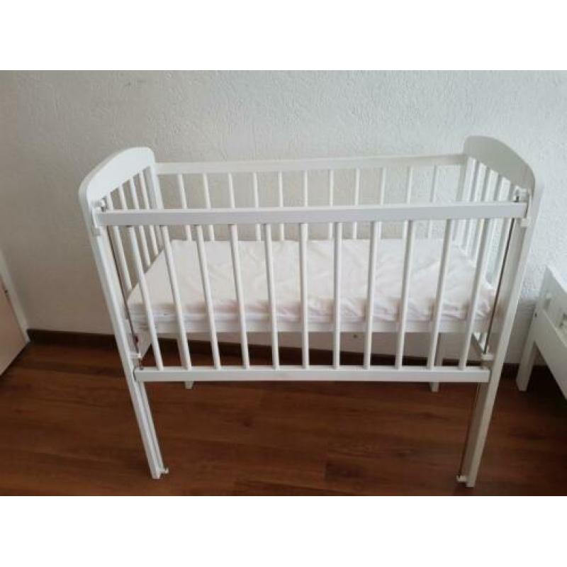 Babywieg met verstelbare zijkant