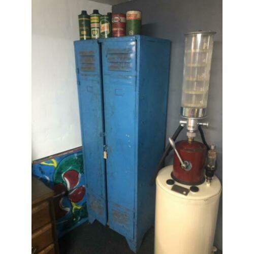 Doorleefde locker kast oude geklonken kast industrieel