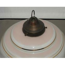 Antieke hanglamp met opaalglas kap en goud bloemen decoratie