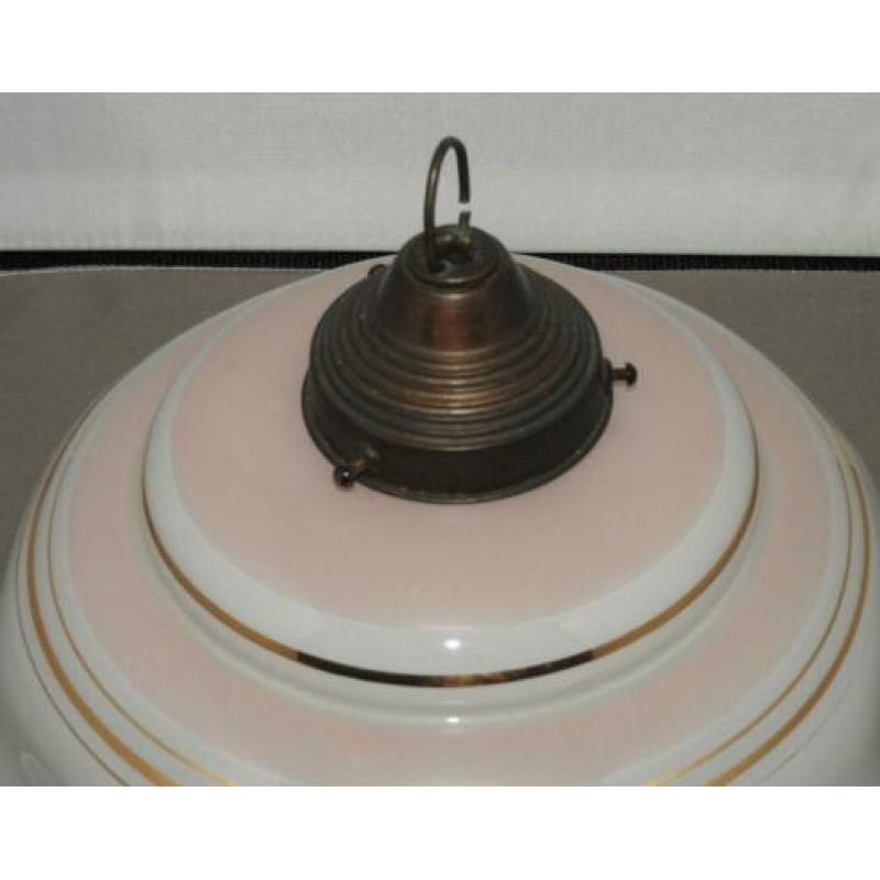 Antieke hanglamp met opaalglas kap en goud bloemen decoratie