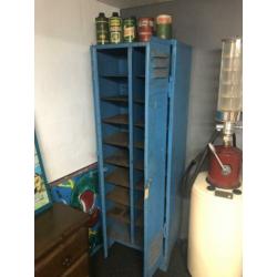 Doorleefde locker kast oude geklonken kast industrieel