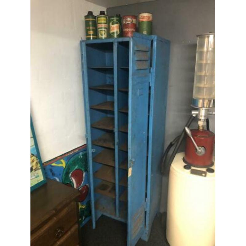 Doorleefde locker kast oude geklonken kast industrieel