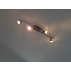 3x metalen plafondspot met 4 led lampen.
