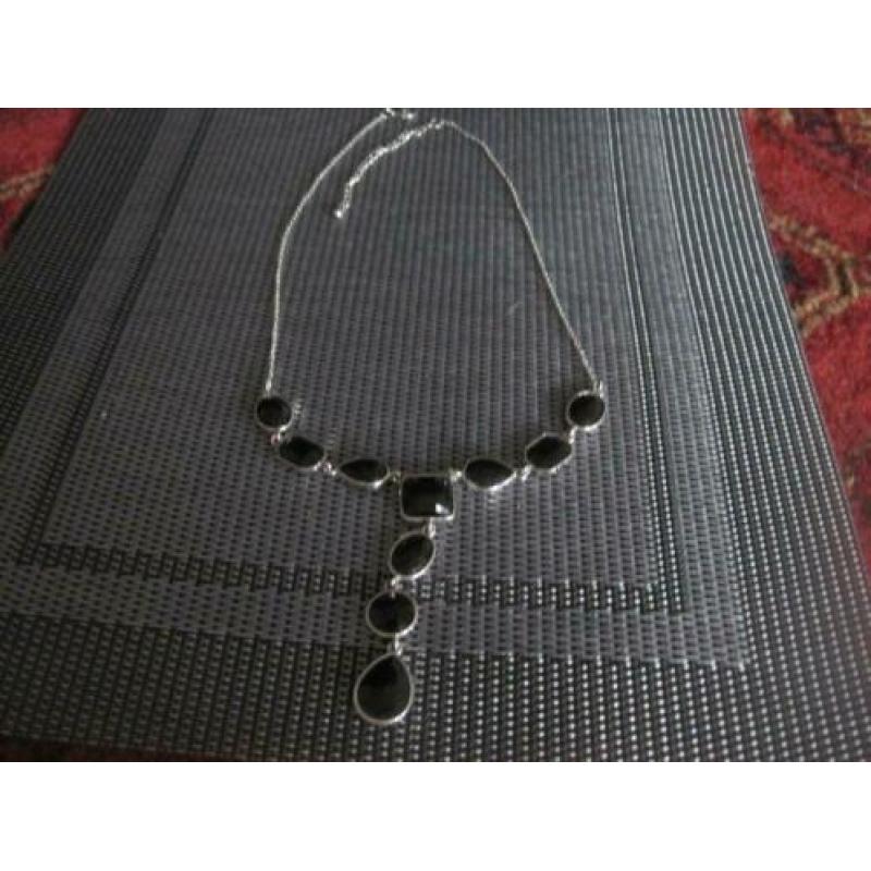 mooie ketting met zwarte stenen