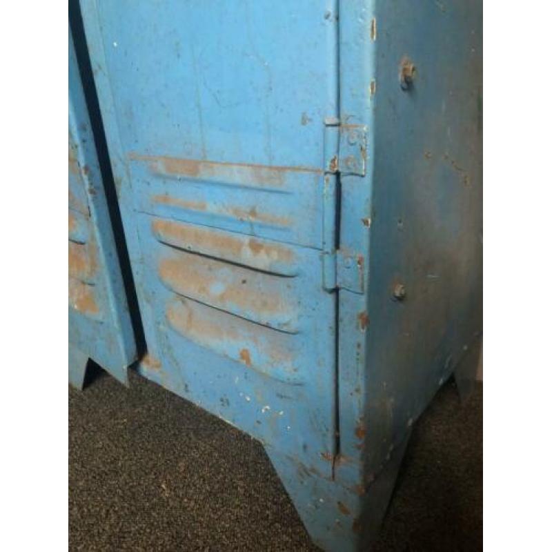 Doorleefde locker kast oude geklonken kast industrieel