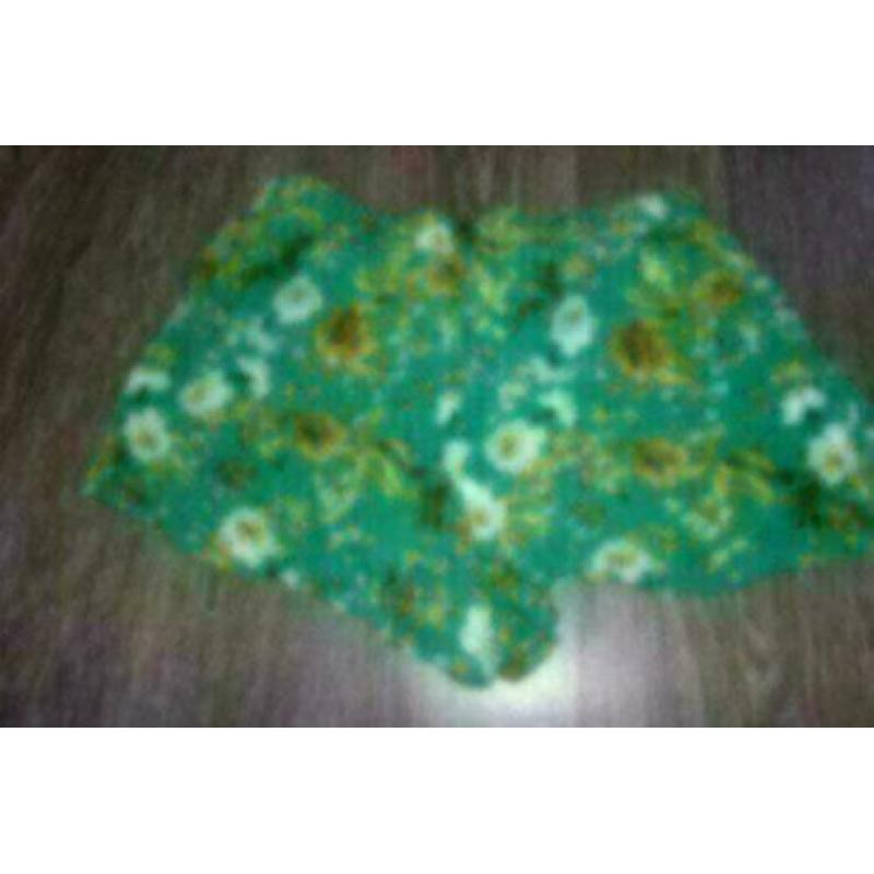 Short mt S,groen gebloemd