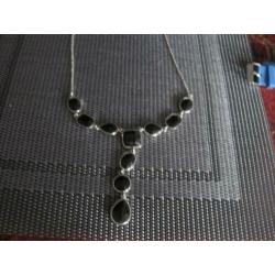 mooie ketting met zwarte stenen