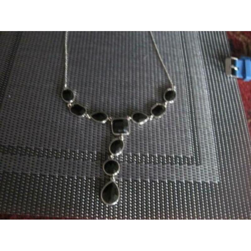mooie ketting met zwarte stenen