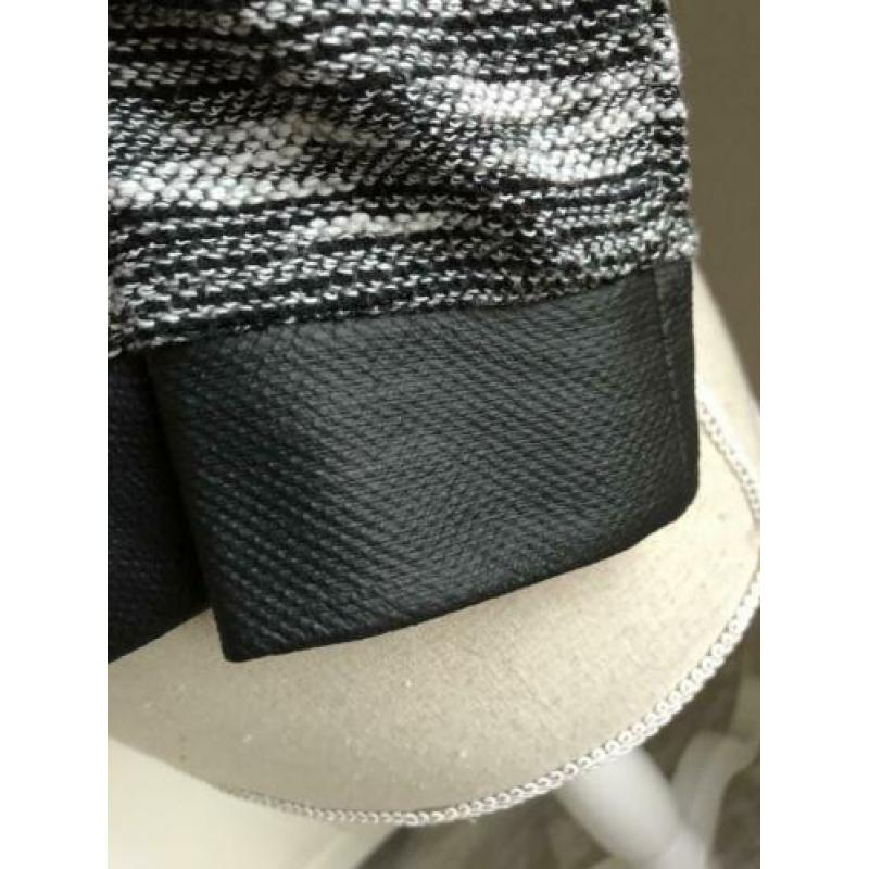 Zwart met grijs vestje van Only. Maat S.