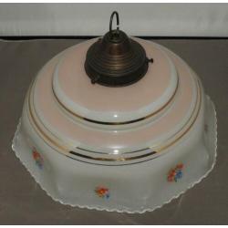 Antieke hanglamp met opaalglas kap en goud bloemen decoratie