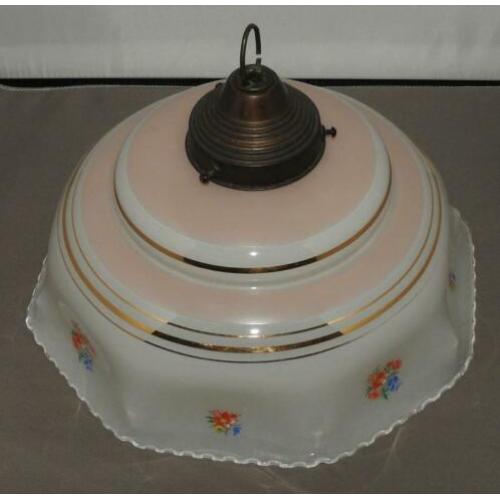 Antieke hanglamp met opaalglas kap en goud bloemen decoratie