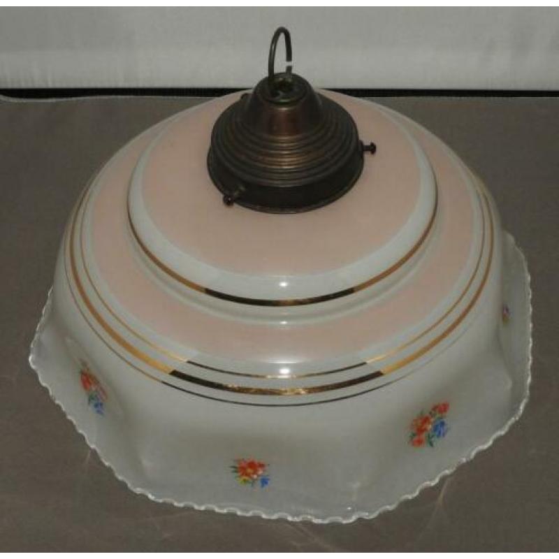 Antieke hanglamp met opaalglas kap en goud bloemen decoratie