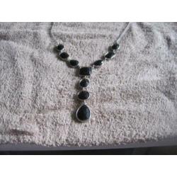 mooie ketting met zwarte stenen