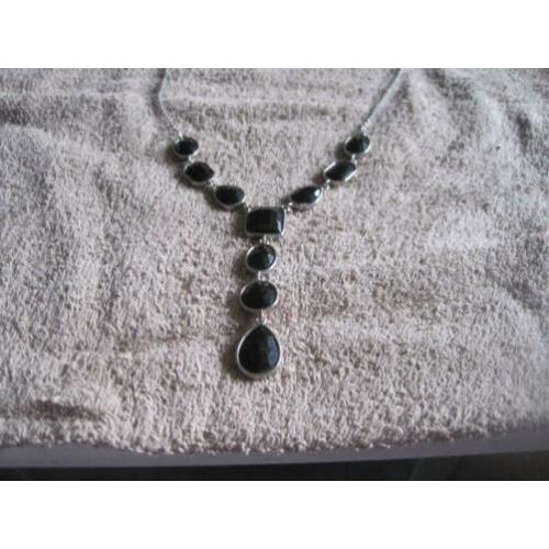 mooie ketting met zwarte stenen