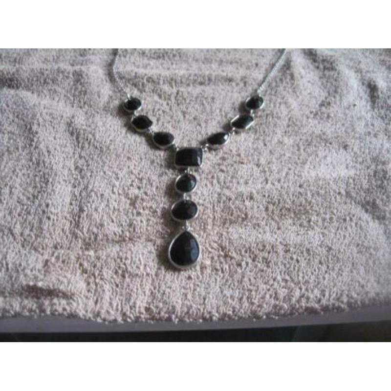 mooie ketting met zwarte stenen