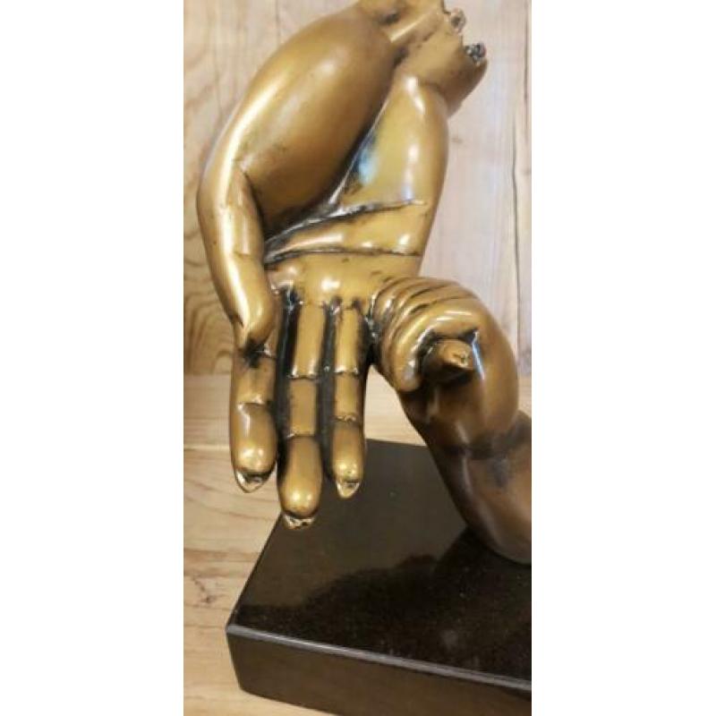 Moederhand met babyhand