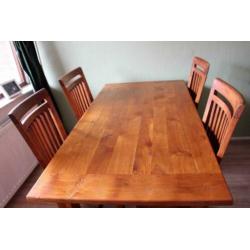 Teak houten eettafel met 4 stoelen
