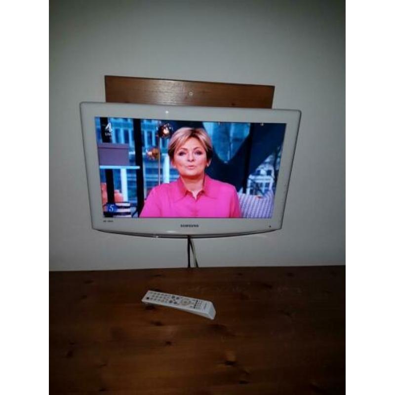 Samsung LCD TV doorsnee 62cm izgst