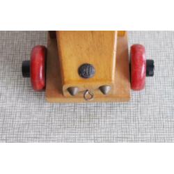Houten auto van het merk sio