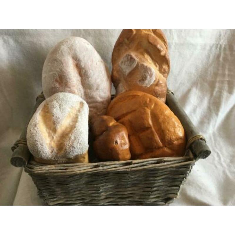 Rieten Mand met Decoratief Brood (108)