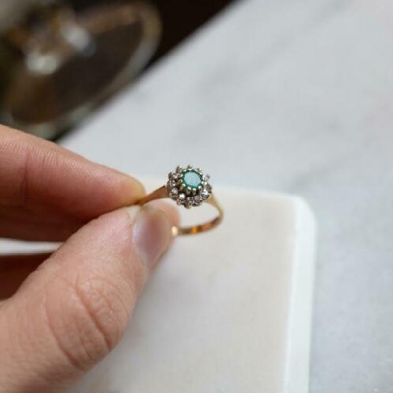 gouden ring smaragd en diamanten 10 karaats goud