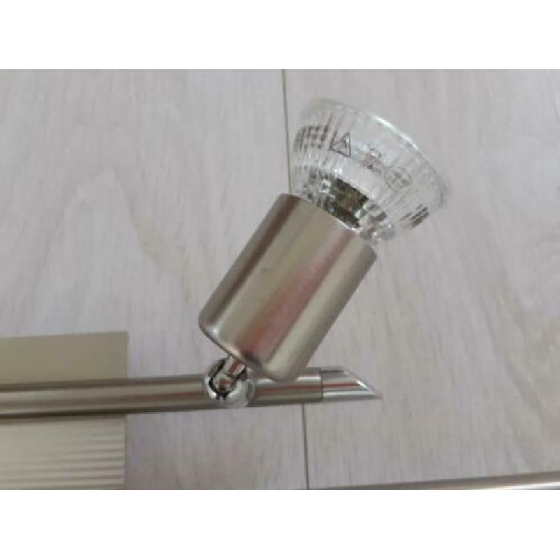 3x metalen plafondspot met 4 led lampen.